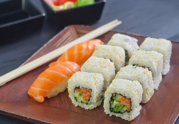 Sushi dans une assiette — Photo