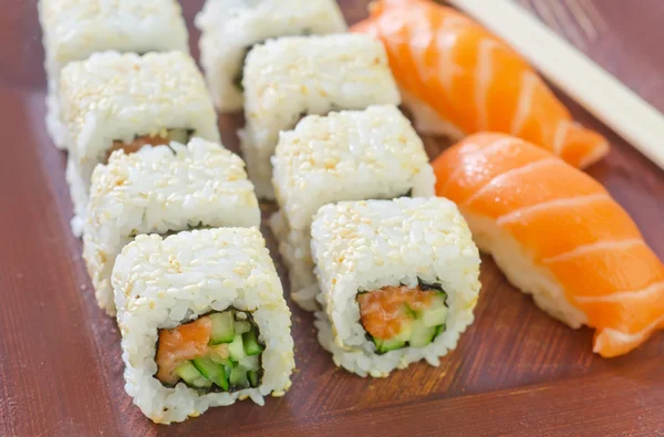 Sushi im Teller — Stockfoto