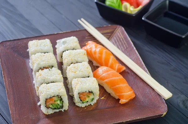 Sushi dans une assiette — Photo