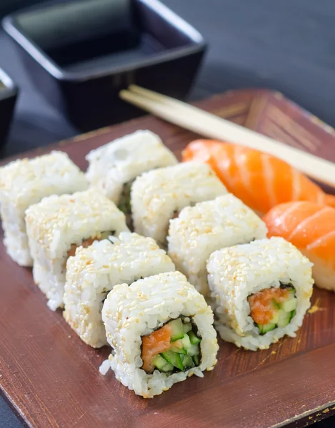 Sushi im Teller — Stockfoto