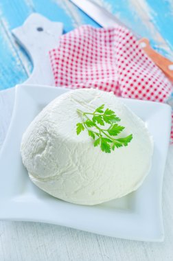 Ricotta bir plaka üzerinde