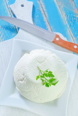 Ricotta bir plaka üzerinde
