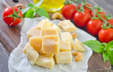 dilimlenmiş parmesan