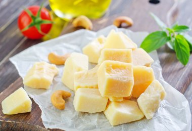 dilimlenmiş parmesan