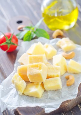 dilimlenmiş parmesan