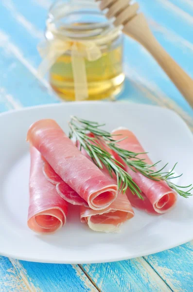 Prosciutto em uma chapa — Fotografia de Stock