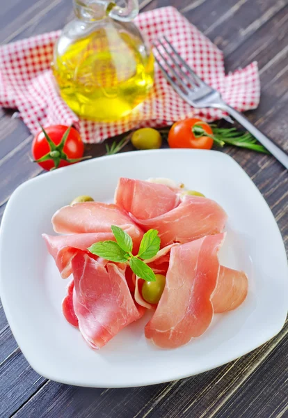 Prosciutto in tavola — Foto Stock