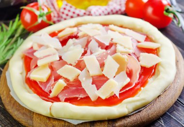ahşap tahta üzerinde pizza