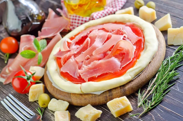 Pizza en una tabla de madera — Foto de Stock