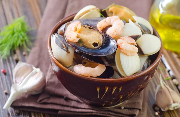 Mariscos en un tazón —  Fotos de Stock