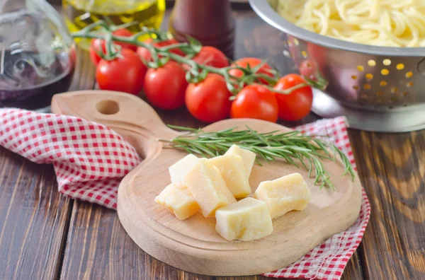 Queijo em uma tábua de madeira — Fotografia de Stock