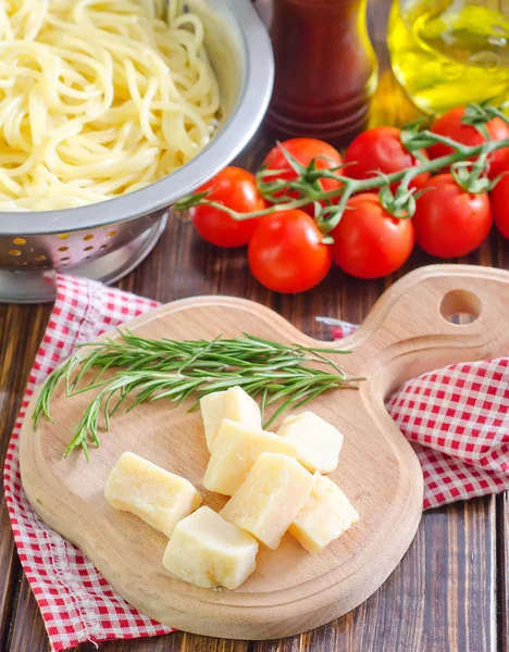 Formaggio su una tavola di legno — Foto Stock