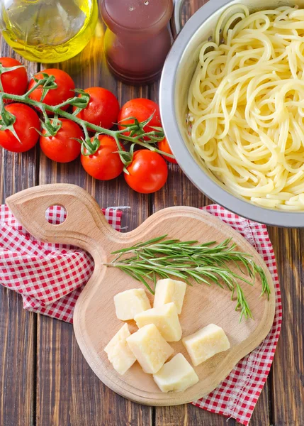 Formaggio su una tavola di legno — Foto Stock