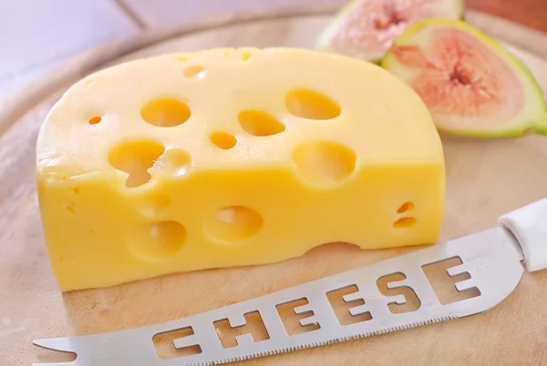 Kaas op een houten plank — Stockfoto