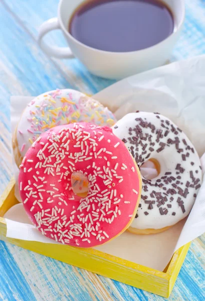 Donuts in een kom — Stockfoto