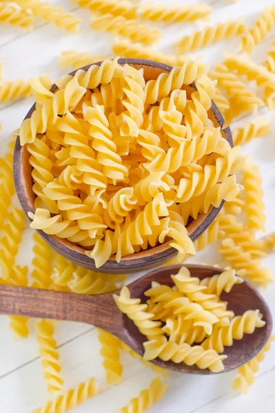 Pasta en un tazón de madera —  Fotos de Stock