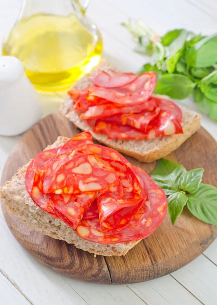 Brot mit Salami — Stockfoto