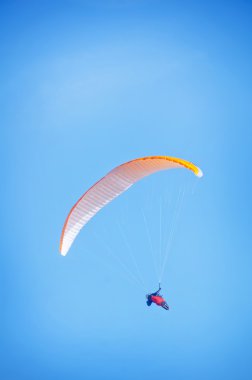Gökyüzündeki paraglider
