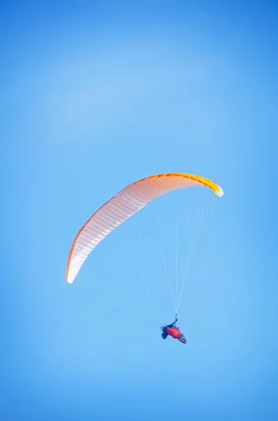 Paraglidista na obloze — Stock fotografie