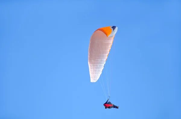 하늘에 떠 있는 패러글라이더 — 스톡 사진