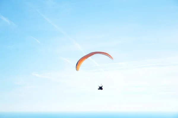 Paraglidista na obloze — Stock fotografie