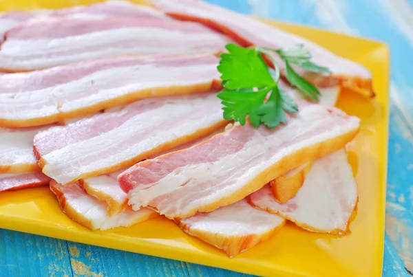 Bacon affumicato sul piatto — Foto Stock