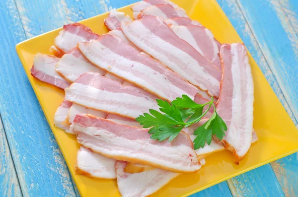 Bacon affumicato sul piatto — Foto Stock