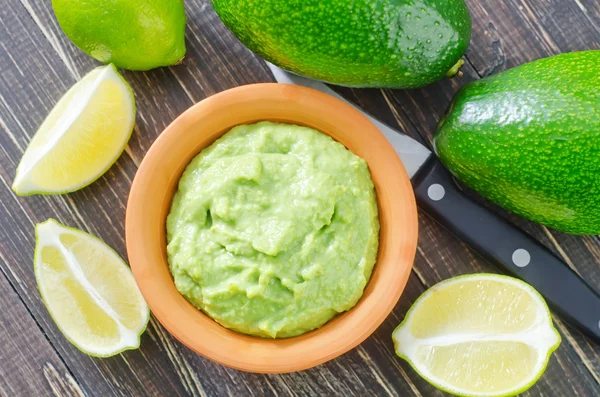 Guacamole in bowl — Stock Photo, Image