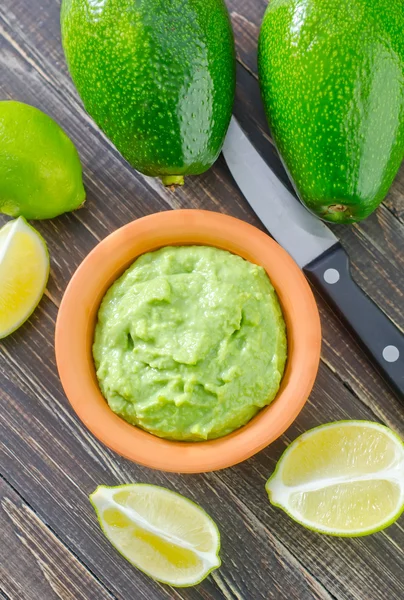 Guacamole w misce — Zdjęcie stockowe