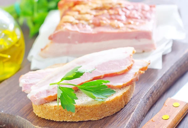 Bröd med bacon — Stockfoto