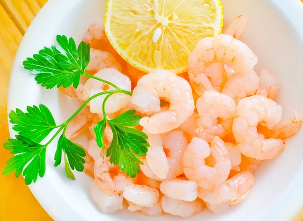 Boiled shrimps in bowl — Stock Photo, Image