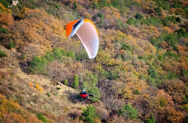 Paraglider in the mountains — Stock Photo, Image