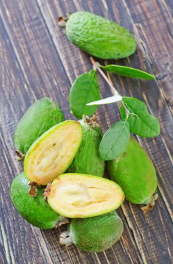 Feijoa bir tablo