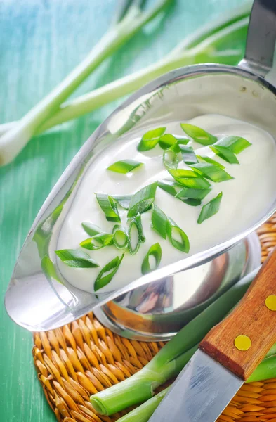 Sour cream with onion — Stock Photo, Image