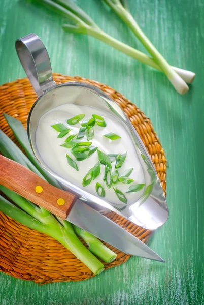 Sour cream with onion — Stock Photo, Image