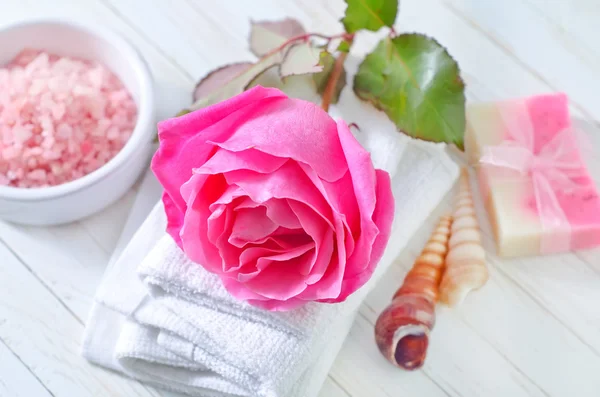 Rose and towels — Stock Photo, Image