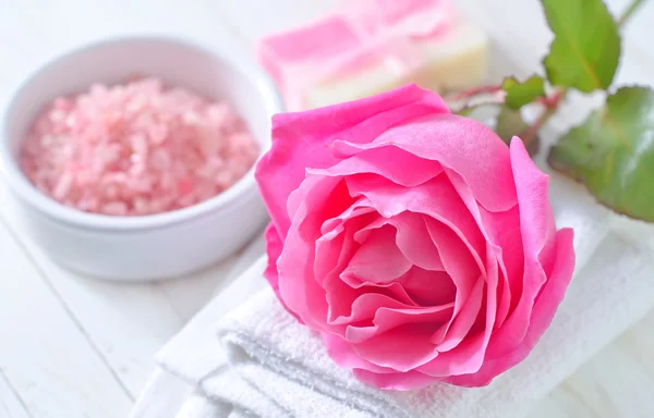 Rose and towels — Stock Photo, Image