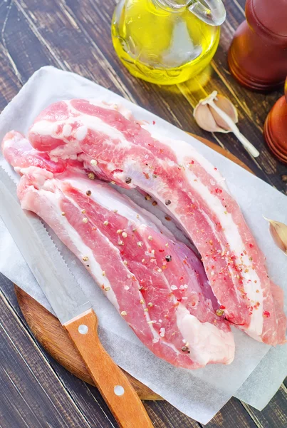 Carne crua com especiarias — Fotografia de Stock