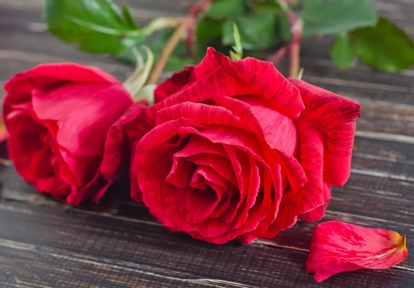 Roses on wooden background — Stock Photo, Image