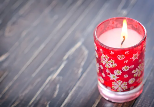 Kaars op een houten tafel — Stockfoto