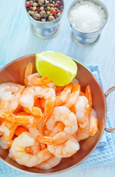 Shrimps in a pan — Stock Photo, Image