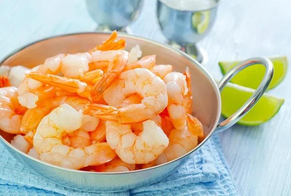 Shrimps in a pan — Stock Photo, Image