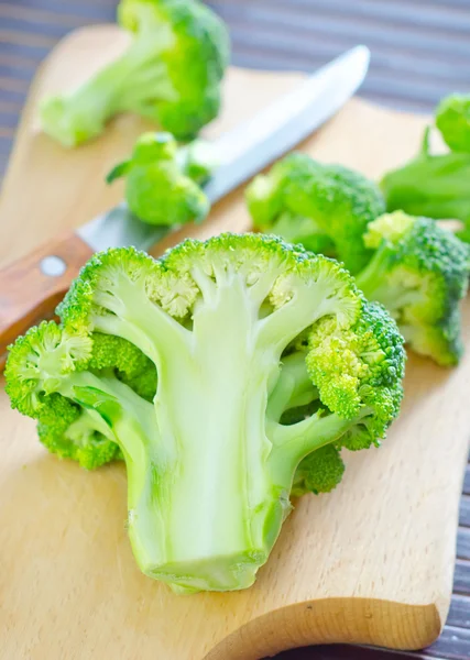 Broccoli på et bræt - Stock-foto