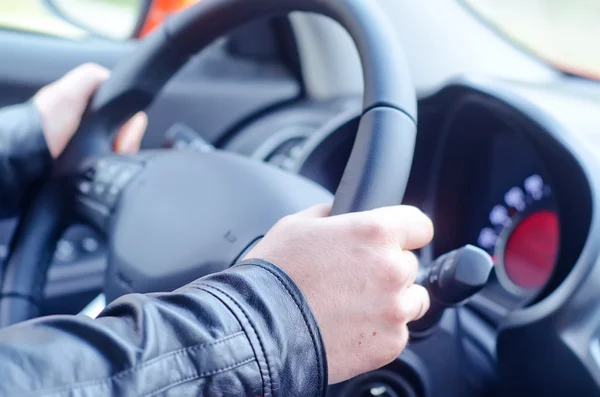 Uomo alla guida della sua auto — Foto Stock