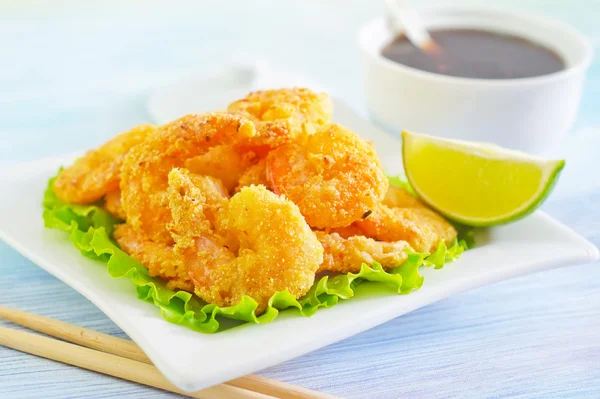 Camarones en un plato — Foto de Stock