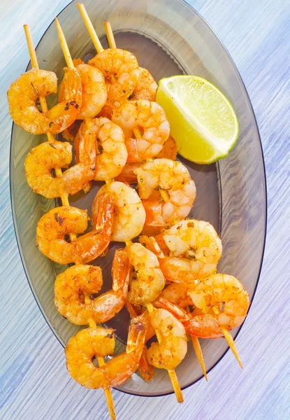 Crevettes sur une assiette — Photo