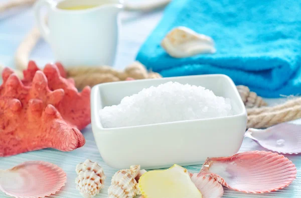 Морская соль и раковины — стоковое фото