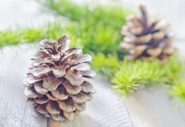 Pinecones op een tafel — Stockfoto