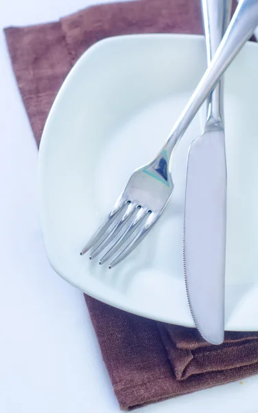 Forchetta e coltello su piastra — Foto Stock