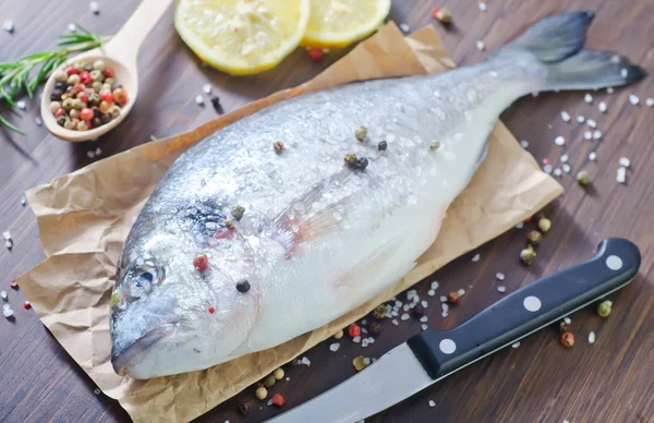 Roher Fisch mit Kräutern — Stockfoto